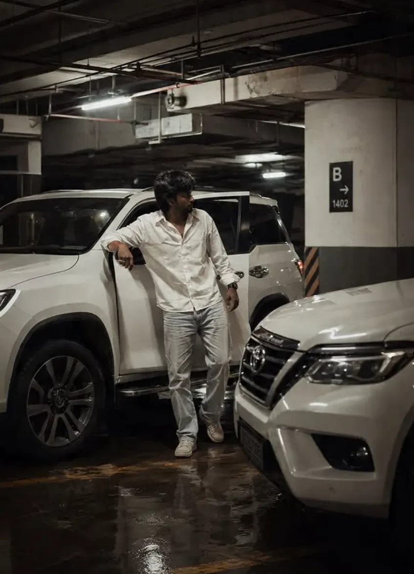 차고 SUV 옆 흰옷 차림