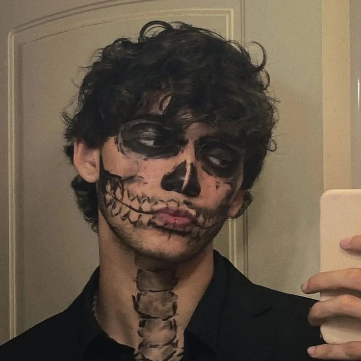 Mirror selfie half skull