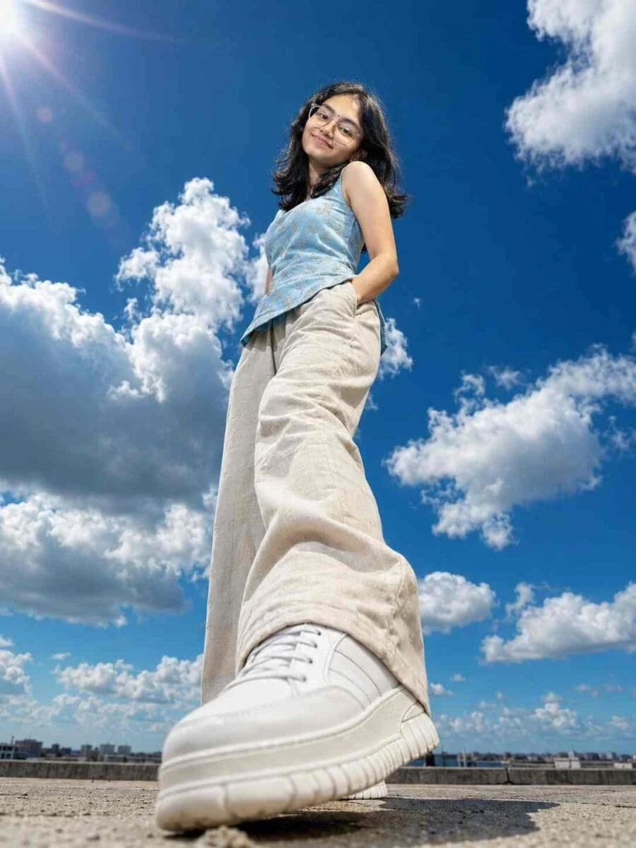 광각으로 올려다본 하늘 아래 여성