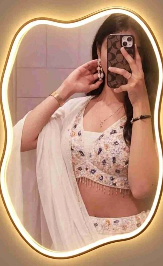 황금빛 조명 거울 셀카
